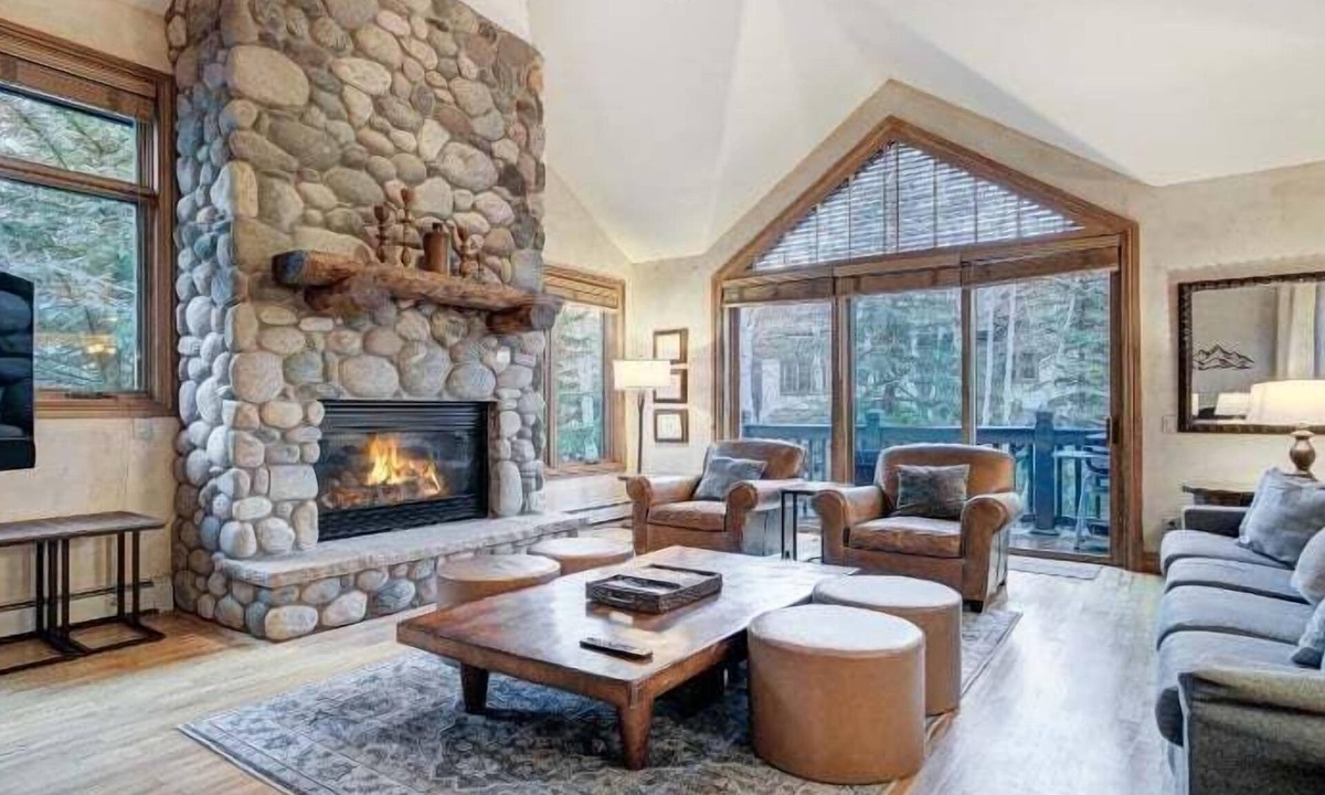 Edwards House | Cozy Mountain 4-Bedroom Retreat in Arrowhead Village by RedAwning