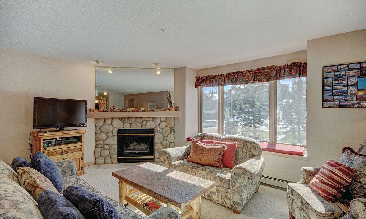 Four O'Clock Condo | Cozy Mountain Escape Next to the Snowflake Lift