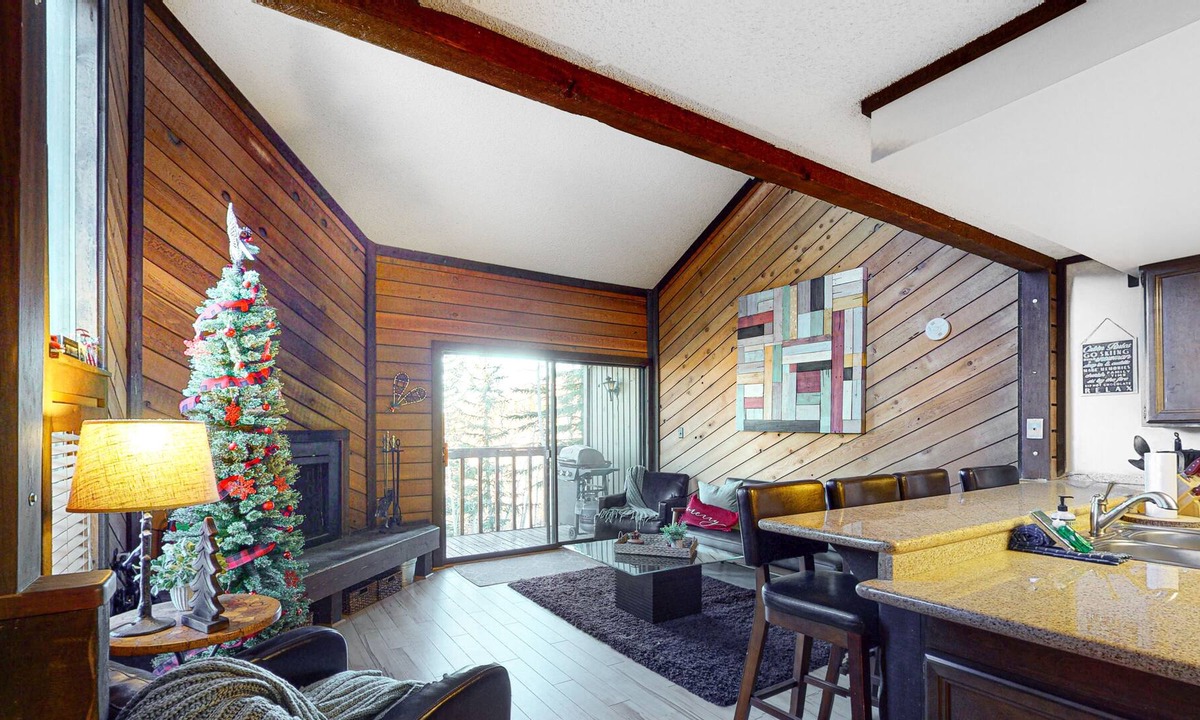 Brian Head Condo | Cozy ski chalet in great location next to Navajo w/free WiFi & wood fireplace