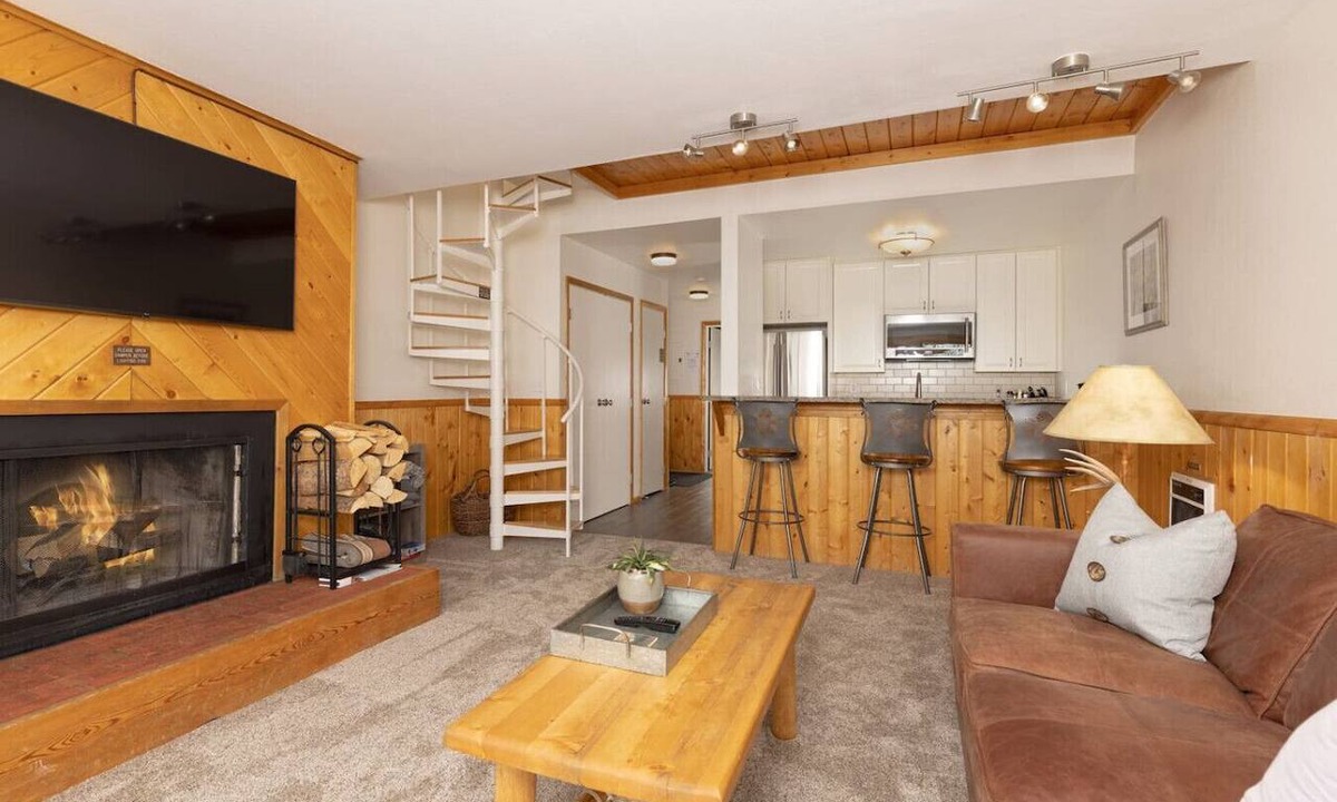 Big Sky Condo | Cozy Slope-Side 2 Bedroom, Walk to Chairlifts!