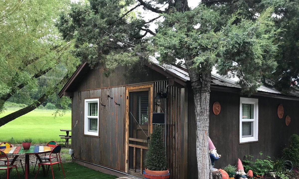 Gallatin Gateway Cabin | Cozy Studio Cabin Sleeps up to 4 with Kitchenette 22 miles from ski resorts