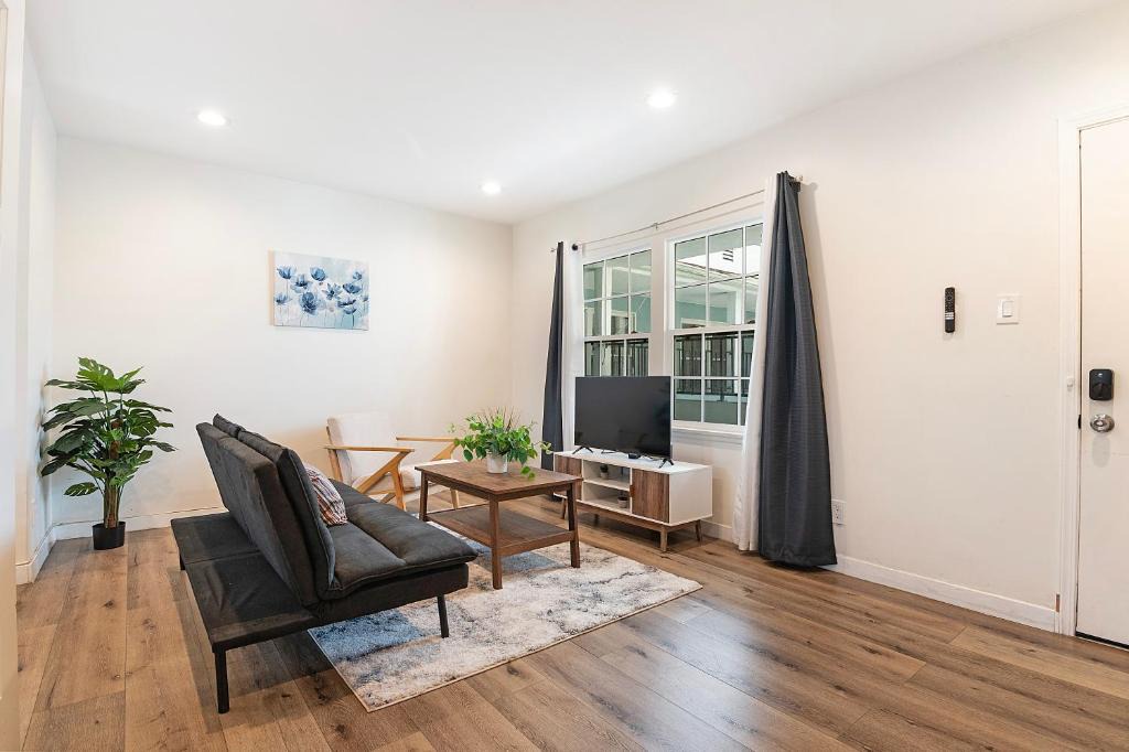 Beverly Hills Apartment | Cozy Studio Suite Near Beverly Hills for Two