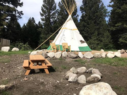 Granite County House | Cozy Tipi with Bunk Bed and Resort Amenities near Hall, Montana