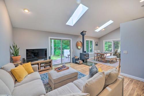 Whitehall House | Cozy Whitehall Hideaway w/Hot Tub + Chiminea!