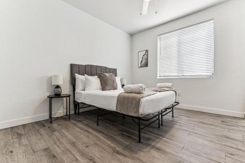 Glendale Sports and Entertainment District Apartment | CozySuites Glendale by the stadium w pool 27