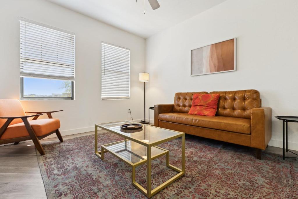 Glendale Sports and Entertainment District Apartment | CozySuites Glendale by the stadium with pool 30