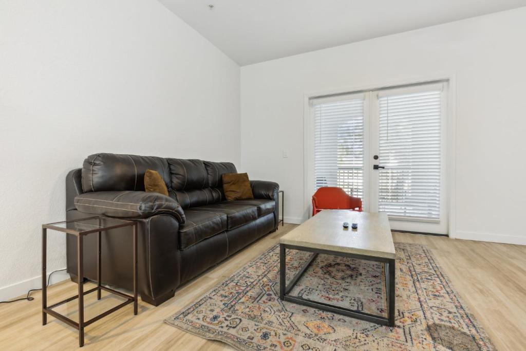 Glendale Sports and Entertainment District Apartment | CozySuites Glendale by the stadium with pool 29