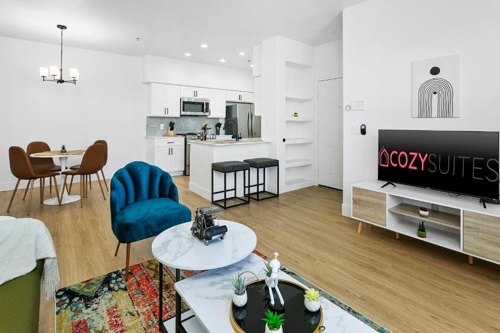 Glendale Sports and Entertainment District Apartment | CozySuites Glendale by the stadium with pool 05