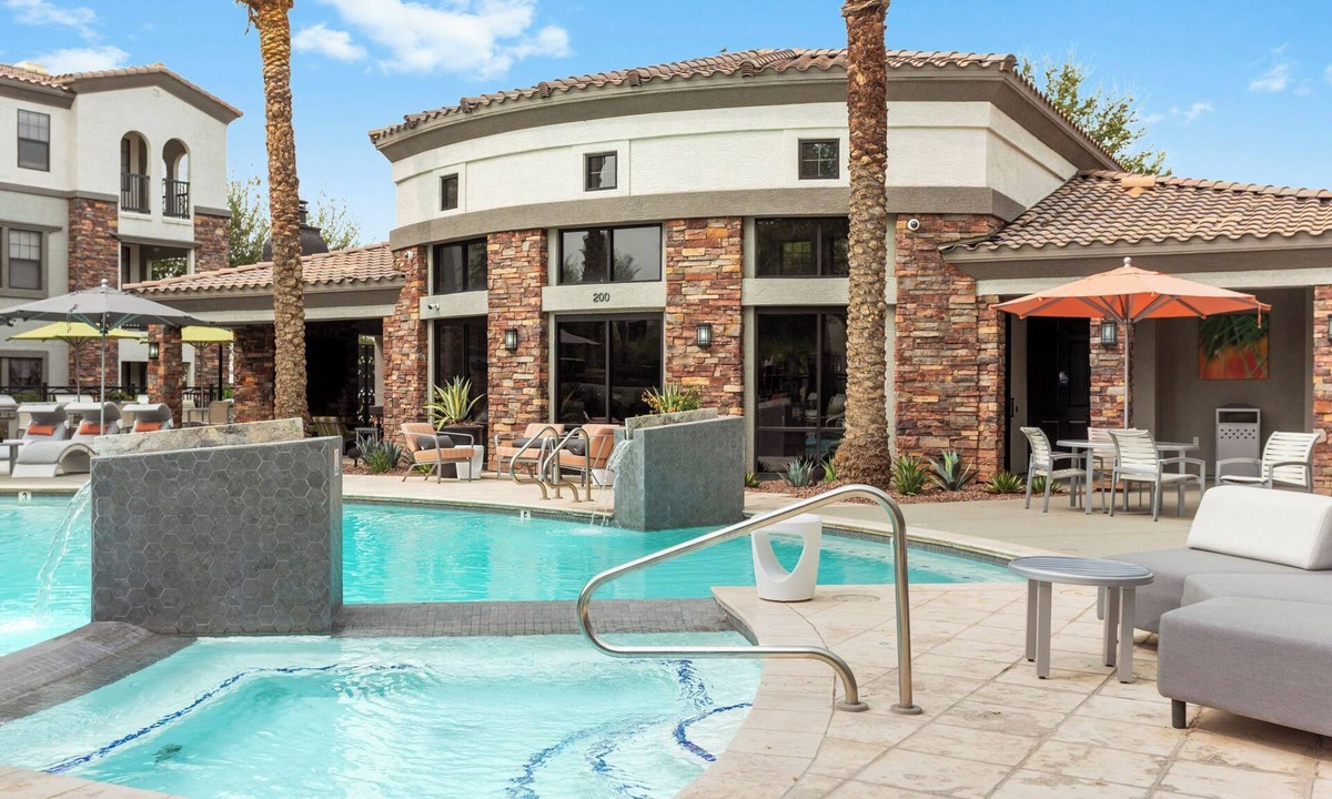 Glendale Sports and Entertainment District Apartment | CozySuites Glendale by the stadium with pool 03