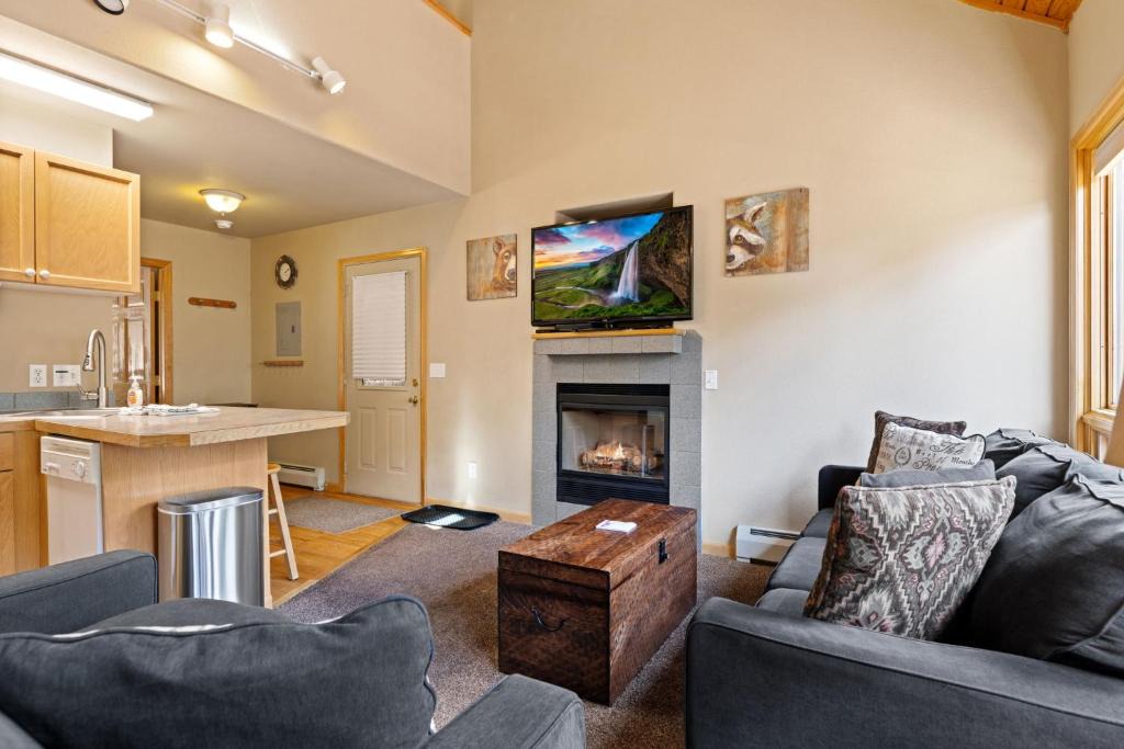 Fall River Estates Apartment | Creekside Suites 04 by Estes Park Condos