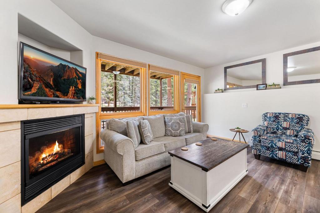 Fall River Estates Apartment | Creekside Suites 16 by Estes Park Condos