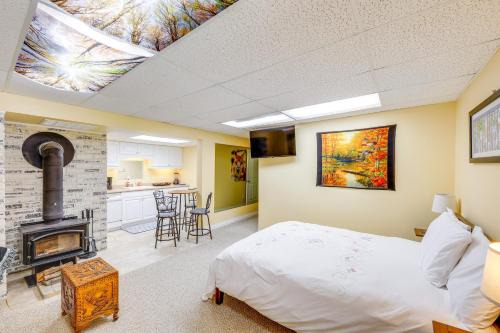 Libby Apartment | Crystal Lake Retreat Studio: Walk to Happy's Inn!