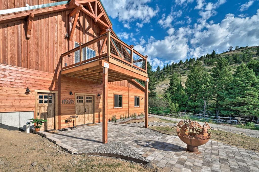 Livingston Apartment | Custom Livingston Apt w/Balcony + Mountain Views!