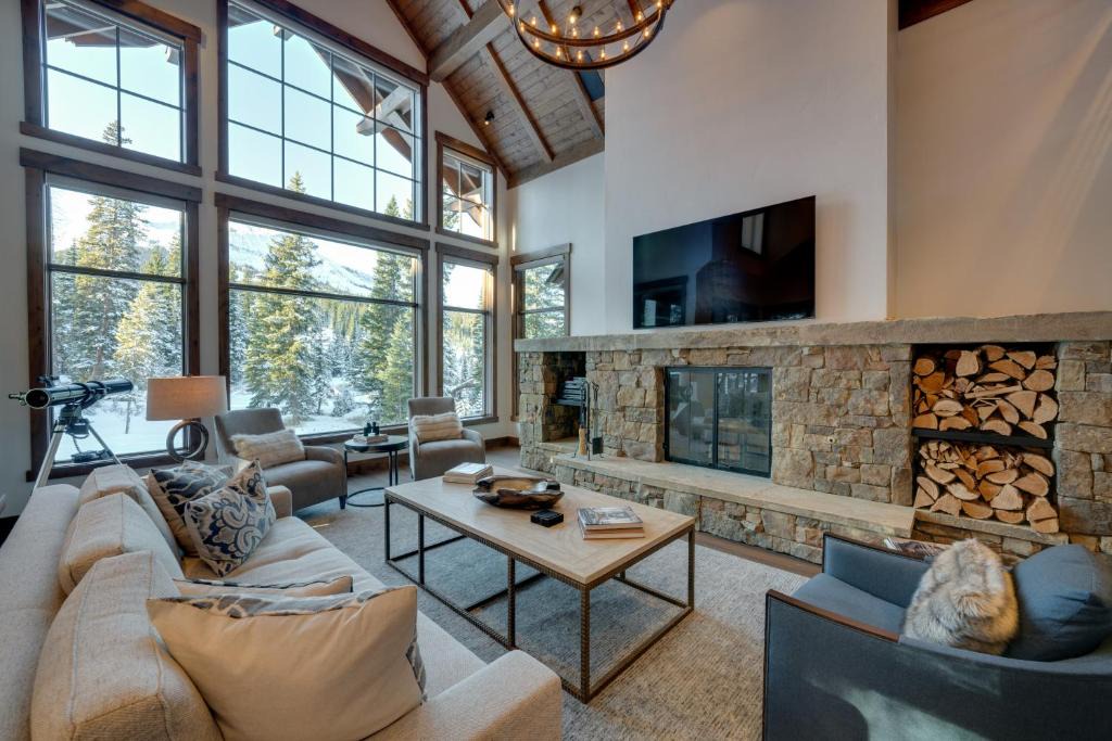 Big Sky House | Custom Ski-In/Out Chalet with Hot Tub & Wet Bars!