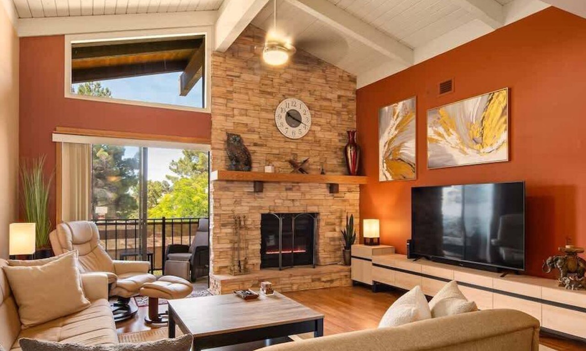 Oak Creek Condo | Cute & Cozy Condo, Community Pool & Hot Tub! B13 -