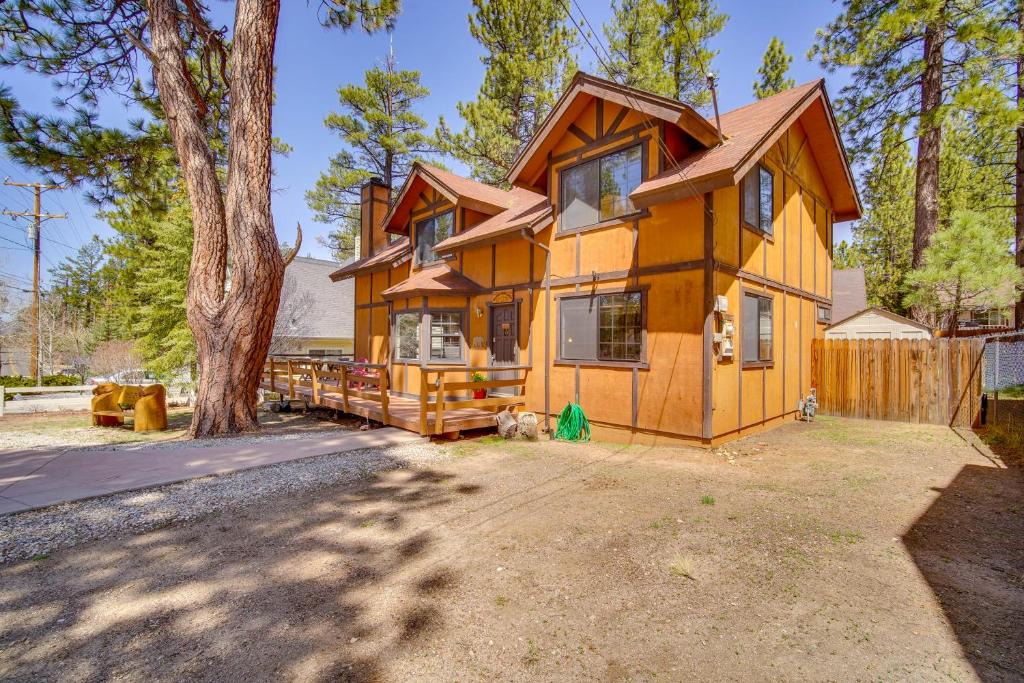 Fox Farm House | ‘Dancing Bear Lodge’ ~ 1 Mi to Big Bear Lake!