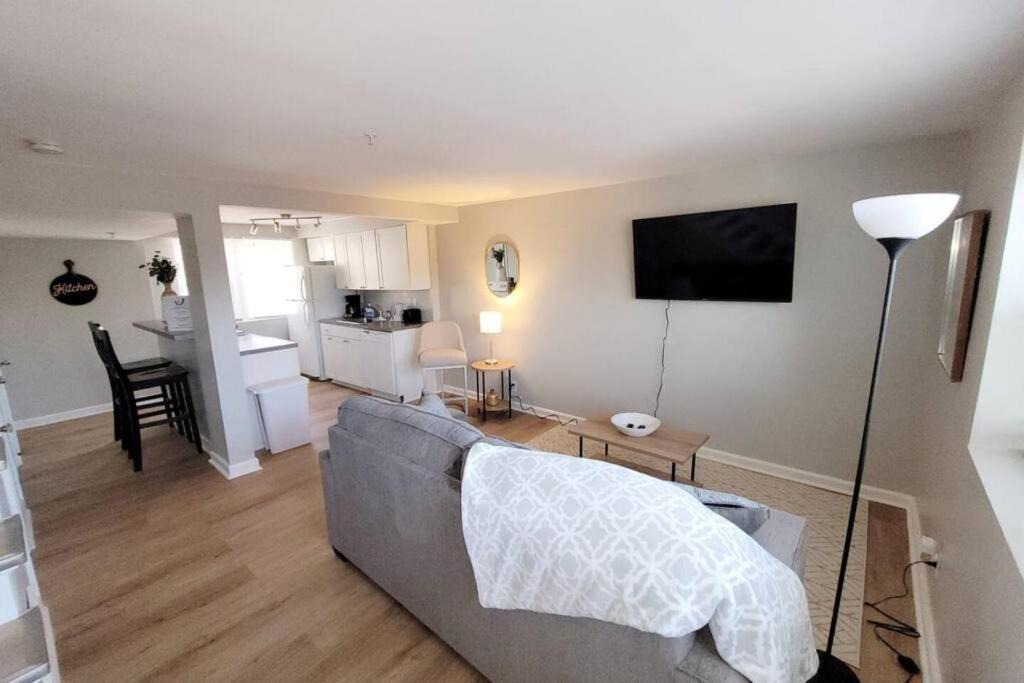 Joslyn Castle Apartment | Davenport Dwellings-Walk to UNMC