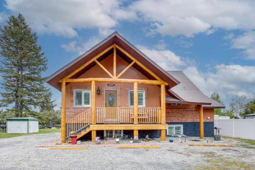 Ashton House | Deck w/Hot Tub: Ashton 'Cozy Cub Cabin'