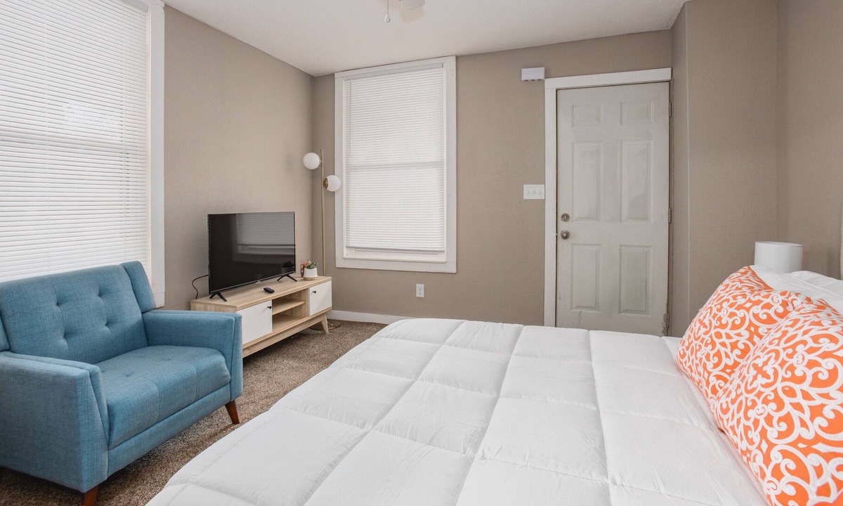 West Central Apartment | ★ Delightful 1BR Studio + Kitchen - Downtown SGF ★