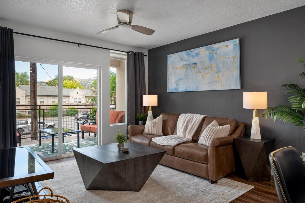 Downtown Salt Lake City Apartment | Deluxe 1BR 1BA Pool, Gym, Htub, Pkg