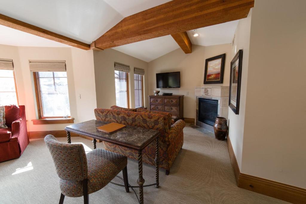 Deer Valley Hotel | Deluxe King Hotel Room
