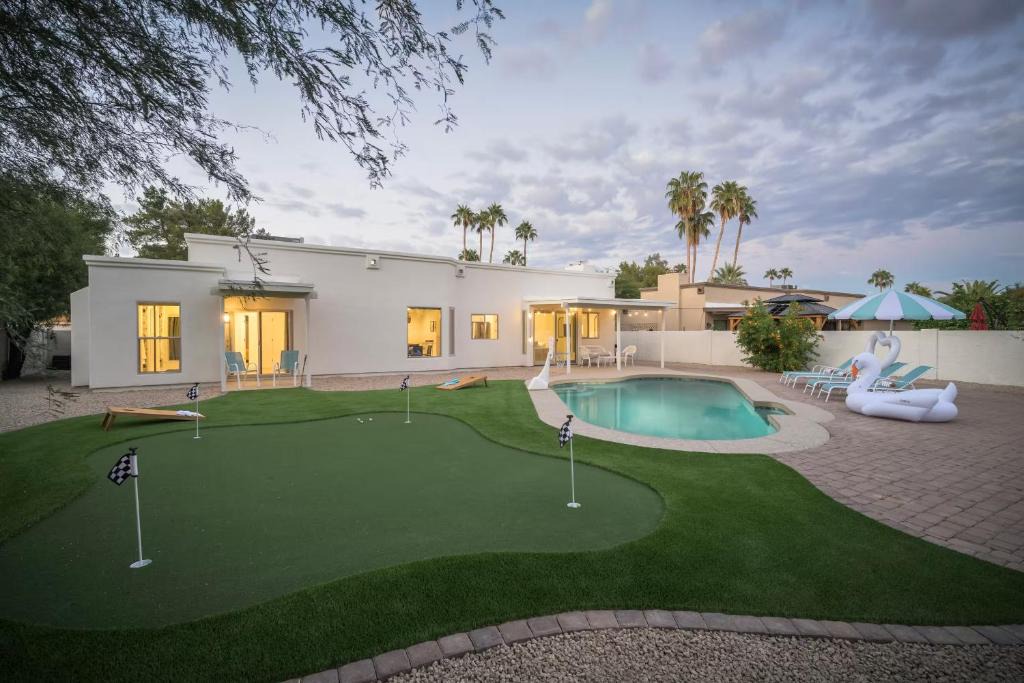 Longmoor Estates House | Desert Bliss Villa- Pool, Putting Green, & Pool Table