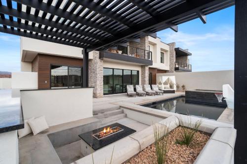 Washington House | Desert Isle Family Retreat - Private Pool & Hot Tub
