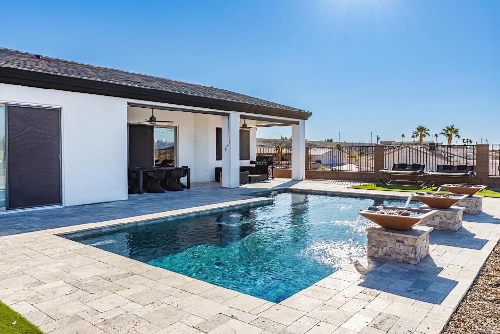 Lake Havasu City House | Desert Oasis a McCulloch Pool Home