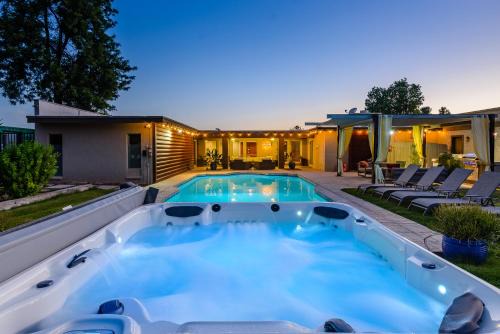Desert Hills North House | Desert oasis tropical paradise