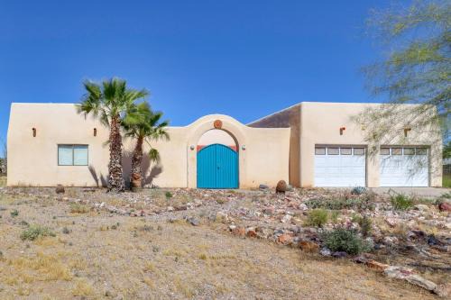 Golden Valley House | Desert Retreat in Golden Valley: Courtyard & Views