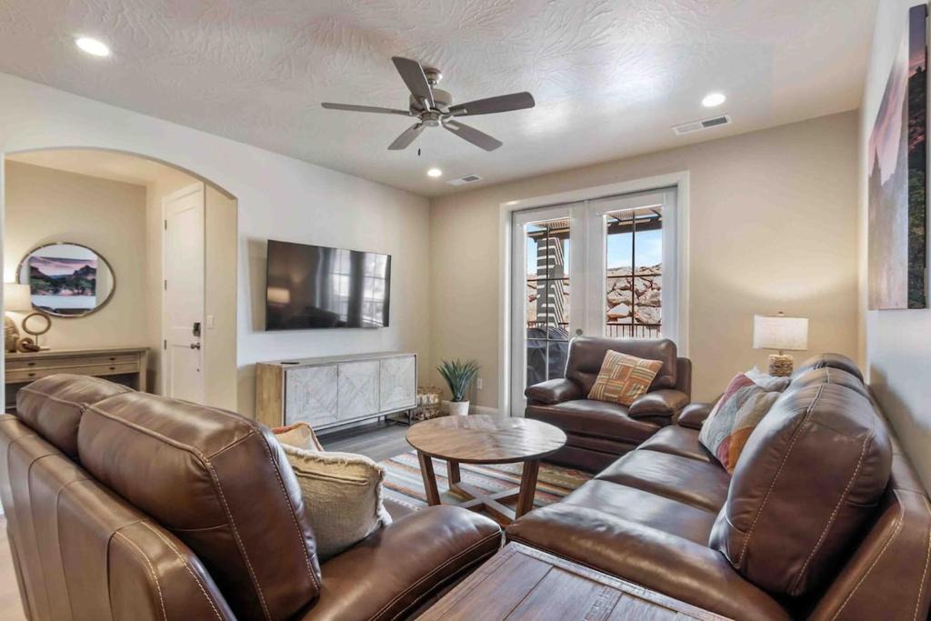 Washington House | Desert Retreat with Fire Pit, Pool, and Hot tub