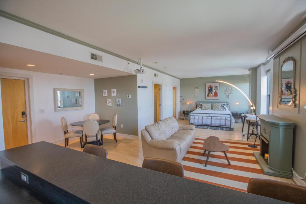 Downtown Des Moines Apartment | Designer Downtown Condo Suite - Splendid View