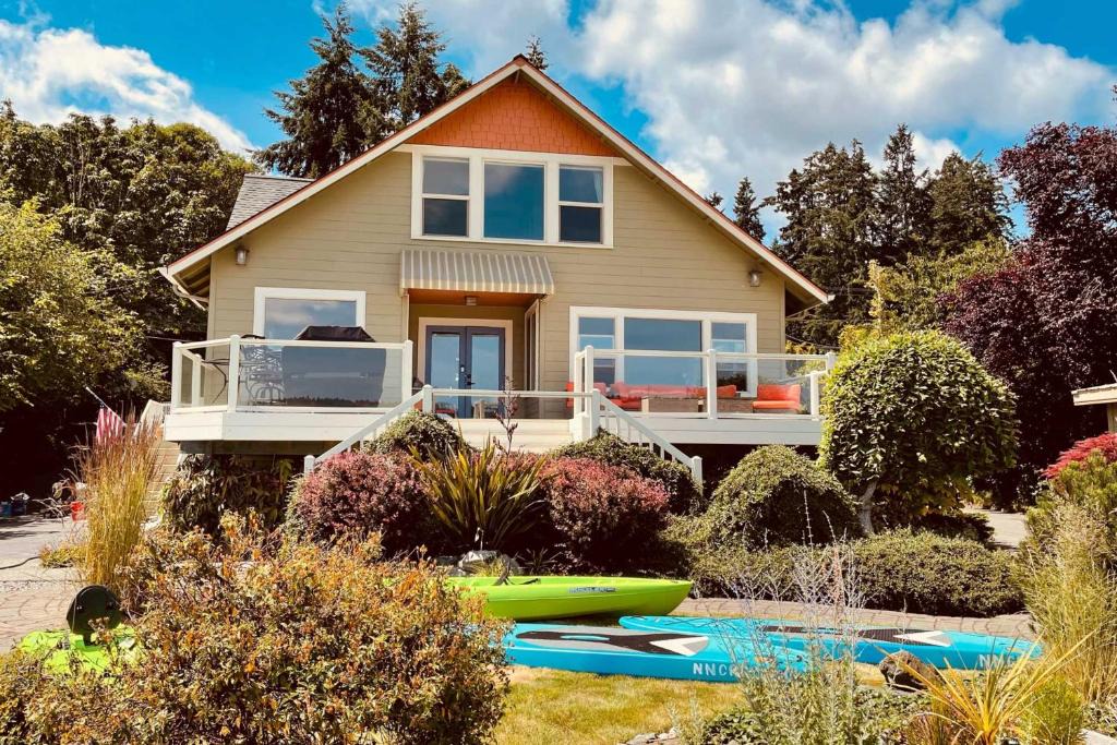Bremerton House | Direct Beach Access: Getaway on Port Orchard!