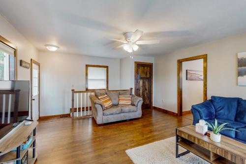 Deerwood House | Dock & Fire Pit: 'Lakeside Solitude' in Deerwood!