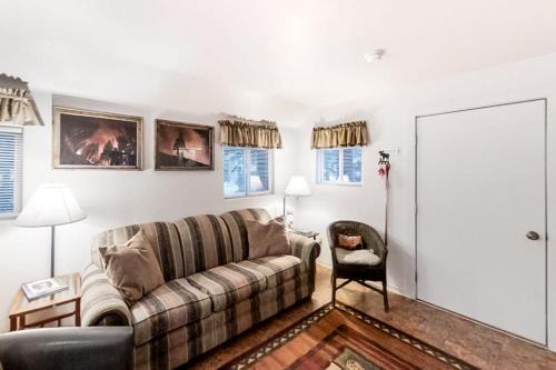 Joseph House | Dog-friendly mountain-view cabin in walkable locale with deck & grill