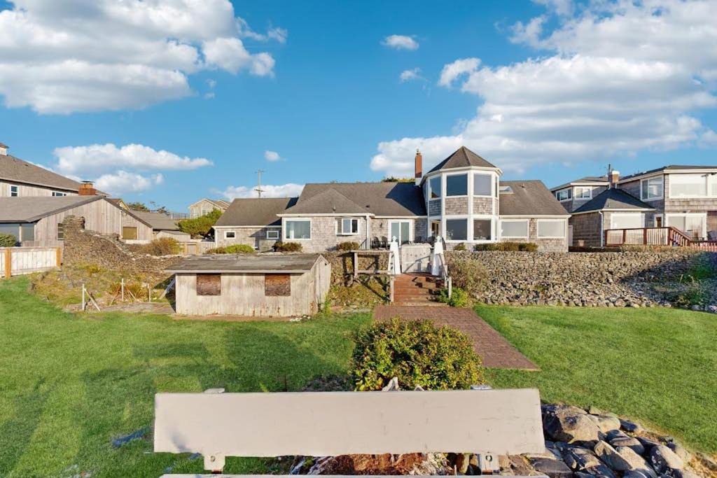 Seaside House | Dog-Friendly Oceanfront Home with Free WiFi Full Kitchen & Outdoor Fireplace