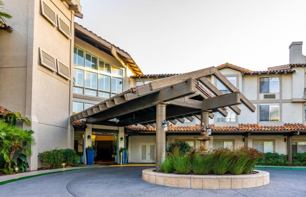 Campbell Hotel | DoubleTree by Hilton Campbell - Pruneyard Plaza