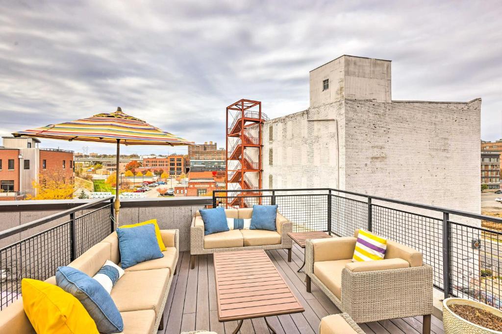 Southeast Omaha House | Downtown Condo w/Rooftop Patio & City Views!