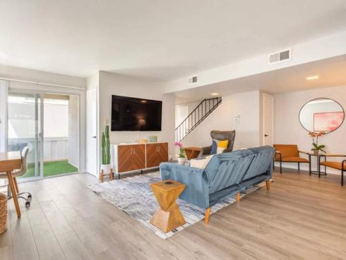 The Strand Apartment | Downtown Manhattan Beach 3 Bed Townhouse Parking
