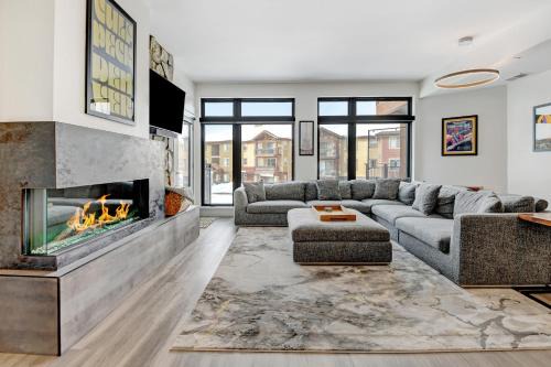 Winter Park House | Downtown WP Condo 1209 I Hot Tub I AC I Great Views I Activity Program