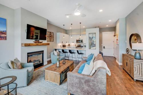 Winter Park House | Downtown WP Loft 10 I Huge Hot Tub I Great Views I Activity Program