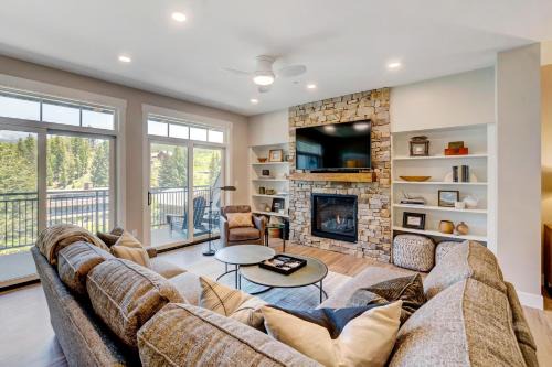 Winter Park House | Downtown WP Loft 305 I Huge Hot Tub I Great Views I Activity Program