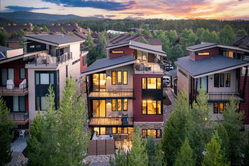 Winter Park House | Downtown WP River Front Chalet 112 I Roof Top Hot Tub I Great Views I Activity Program