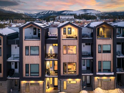 Winter Park House | Downtown WP Venue Loft 96 I Rooftop Hot Tub I Great Views I Activity Program