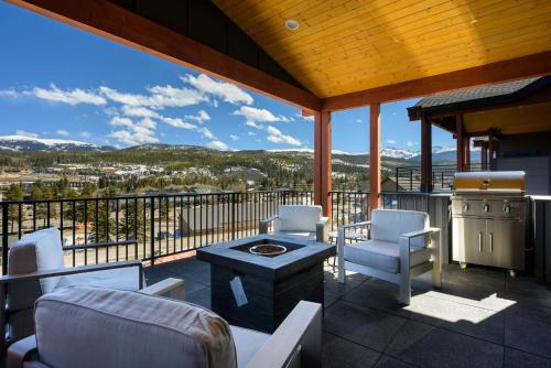 Winter Park House | Downtown WP Villa 165 I Private Hot Tub I Great Views I Bunk Room I Activity Program