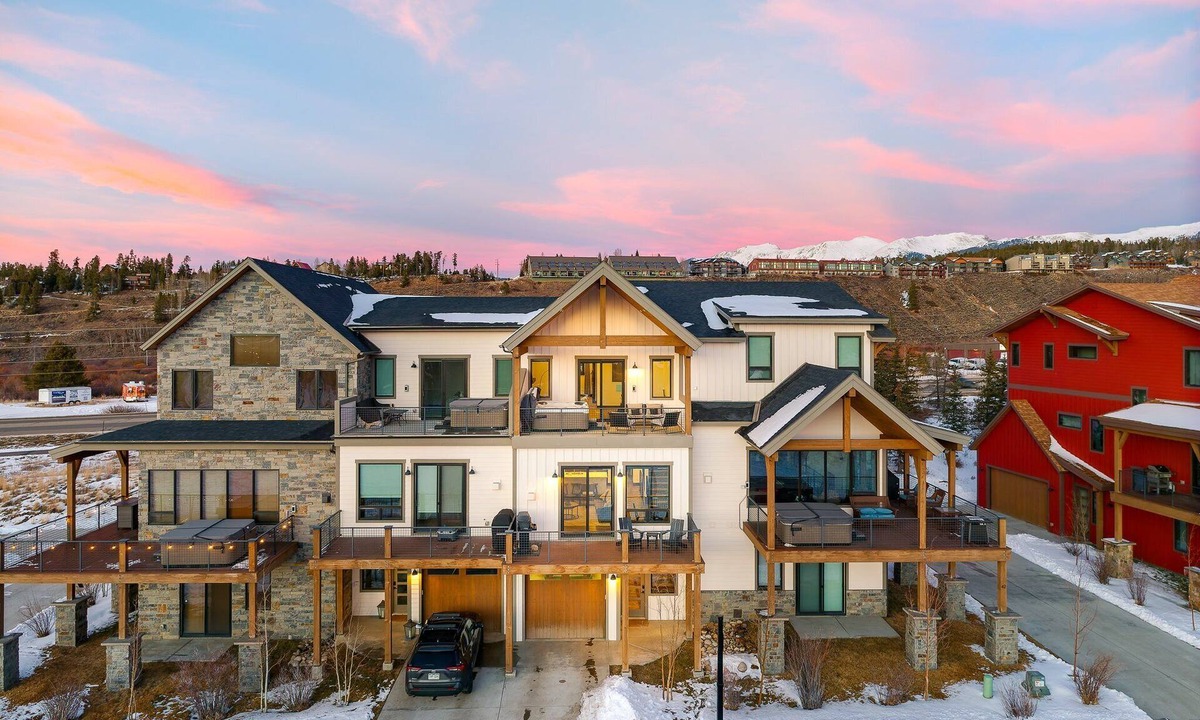 Grand Park House | Downtown WP Villa 38 I Private Hot Tub I Great Views I Bunk Room I Discounted Attractions