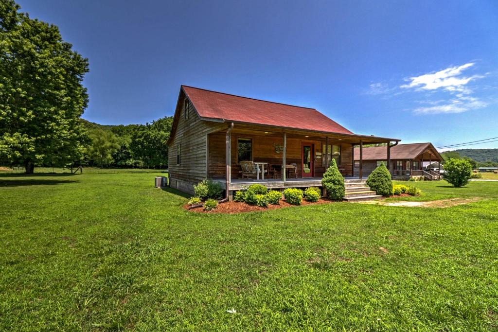 Mountain View House | Dream Valley Mountain View Cabin w/Covered Porch!