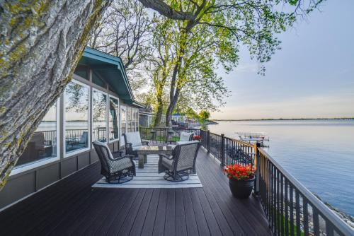 Arlington House | Dreamy Lake Poinsett Cabin w/Deck, Dock & Views!