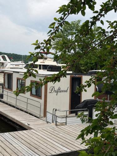 Sabula Boat Rental | Driftwood Cozy Houseboat on the Water for 2