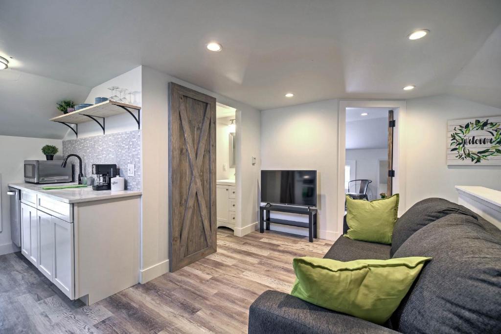 Golden Apartment | Dtwn Golden Apt < 9 Mi to Red Rocks Amphitheater!